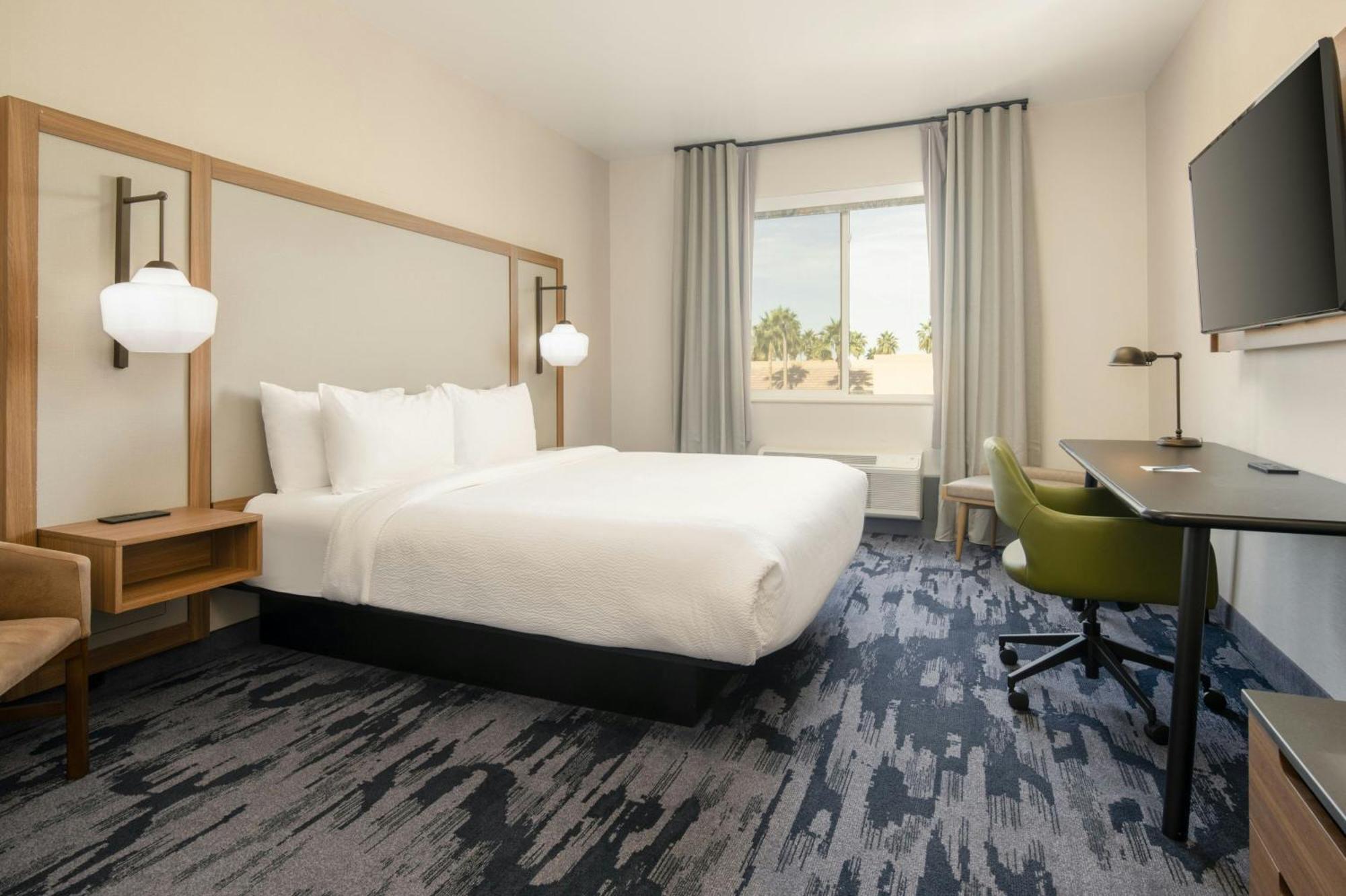 Fairfield By Marriott & Old Town Hotel 2*